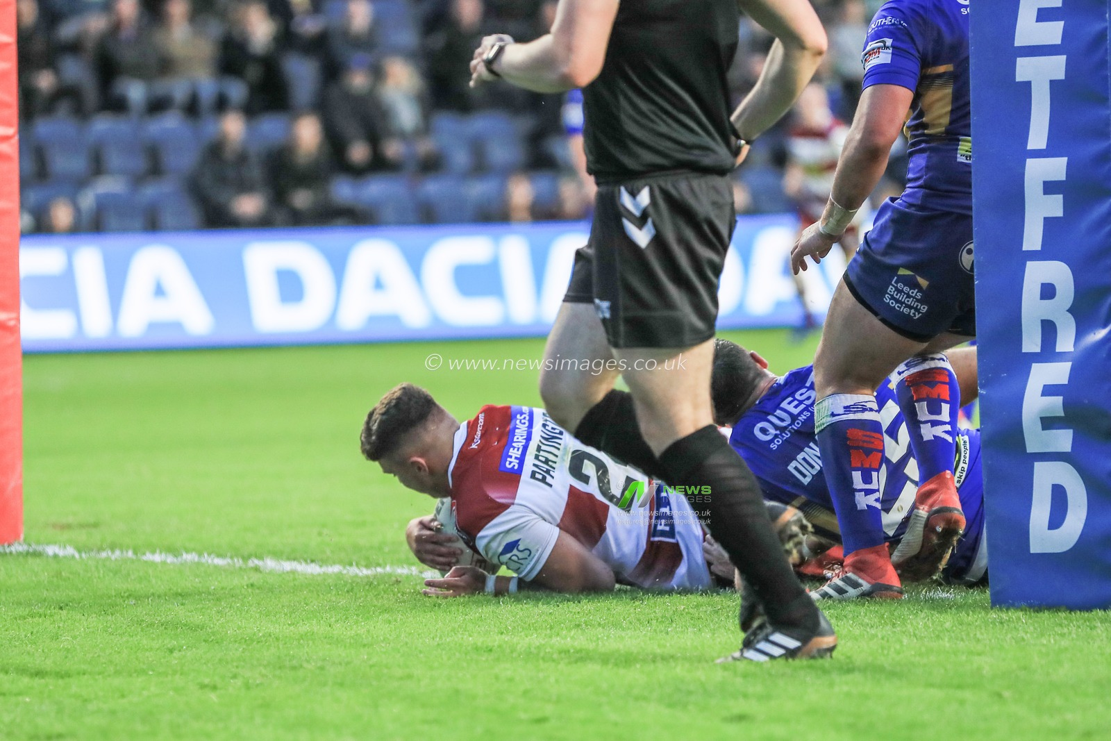 14th June 2019 , Emerald Headingley Stadium, England; Betfred Super League, Round 18, Leeds Rhinos vs Wigan Warriors ; Oliver Partington (24) of Wigan Warriors goes over for a try 


Credit: Mark Cosgrove/News Images