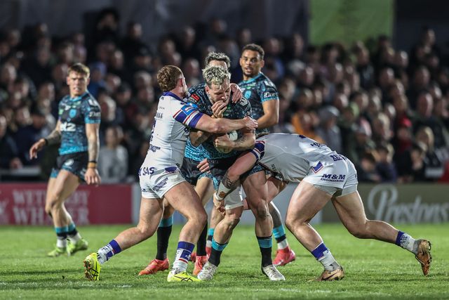 Ethan O'neill of Leigh Leopards is tackled by Olly Russell of Wakefield Trinity and Jack Croft of Wakefield Trinity during the Betfred Challenge Cup Quarter Final match Wakefield Trinity vs Leigh Leopards at DIY Kitchens Stadium, Wakefield, United Kingdom, 4th April 2025

(Photo by Alfie Cosgrove/News Images)