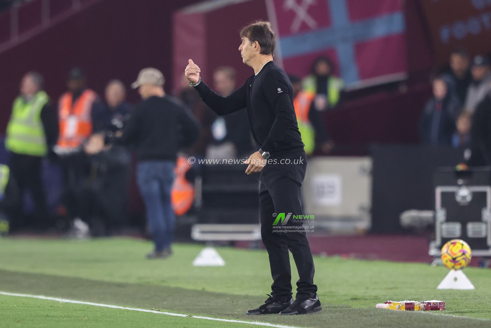 Julen Lopetegui manager of West Ham gives his team instructions during the Premier League match West Ham United vs Everton at London Stadium, London, United Kingdom, 9th November 2024

(Photo by Alfie Cosgrove/News Images)