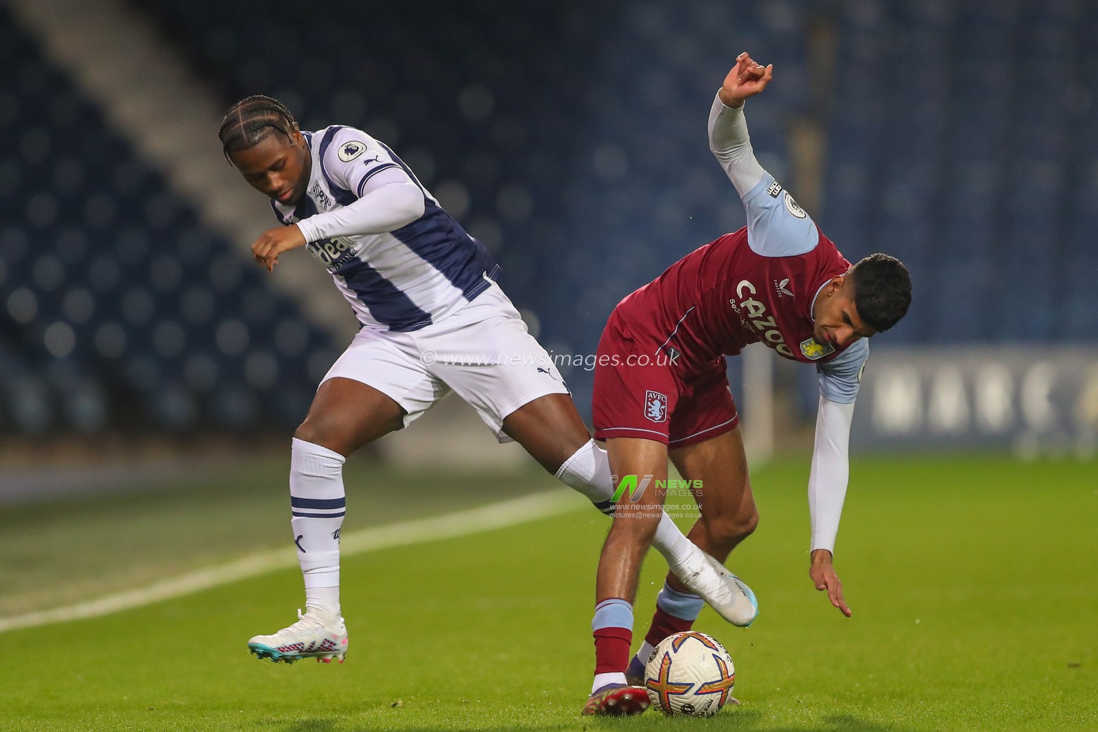 Reyes Cleary #28 of West Bromwich Albion is tackled during the Premier League 2 U23 match West Bromwich Albion U23 vs Aston Villa U23 at The Hawthorns, West Bromwich, United Kingdom, 27th January 2023

(Photo by Gareth Evans/News Images)
