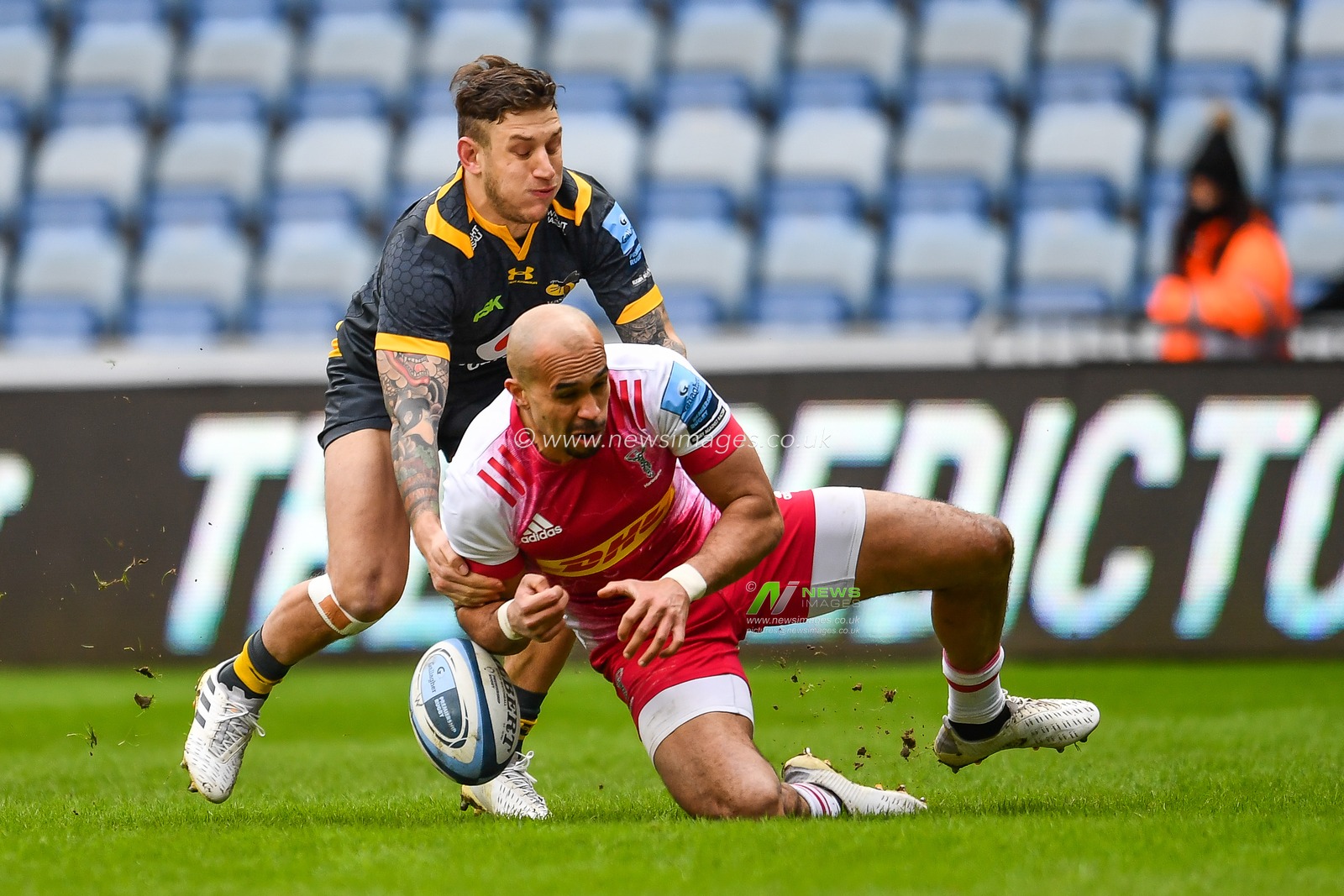 Aaron Morris of Harlequins fails to take the loose ball