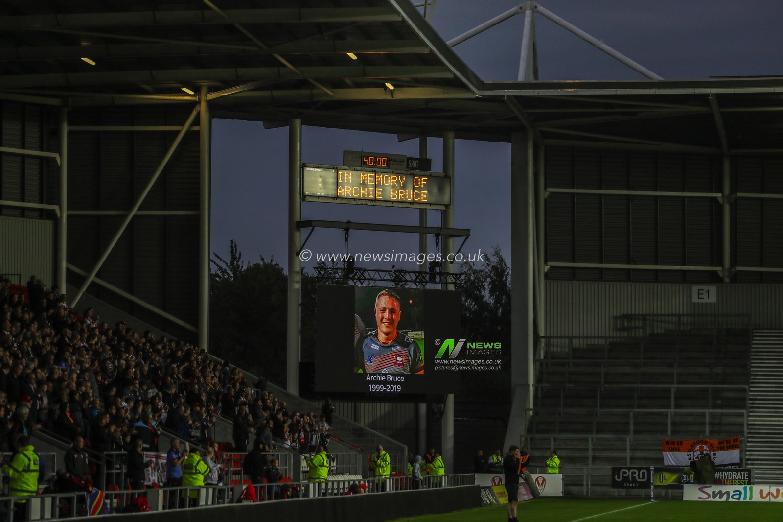 30th August 2019 , Totally Wicked Stadium, St Helens, England;  Betfred Super League Rugby, Round 27, St Helens vs Castleford Tigers ; Fans give a unite applause in memory of Archie Bruce

Credit: Mark Cosgrove/News Images
