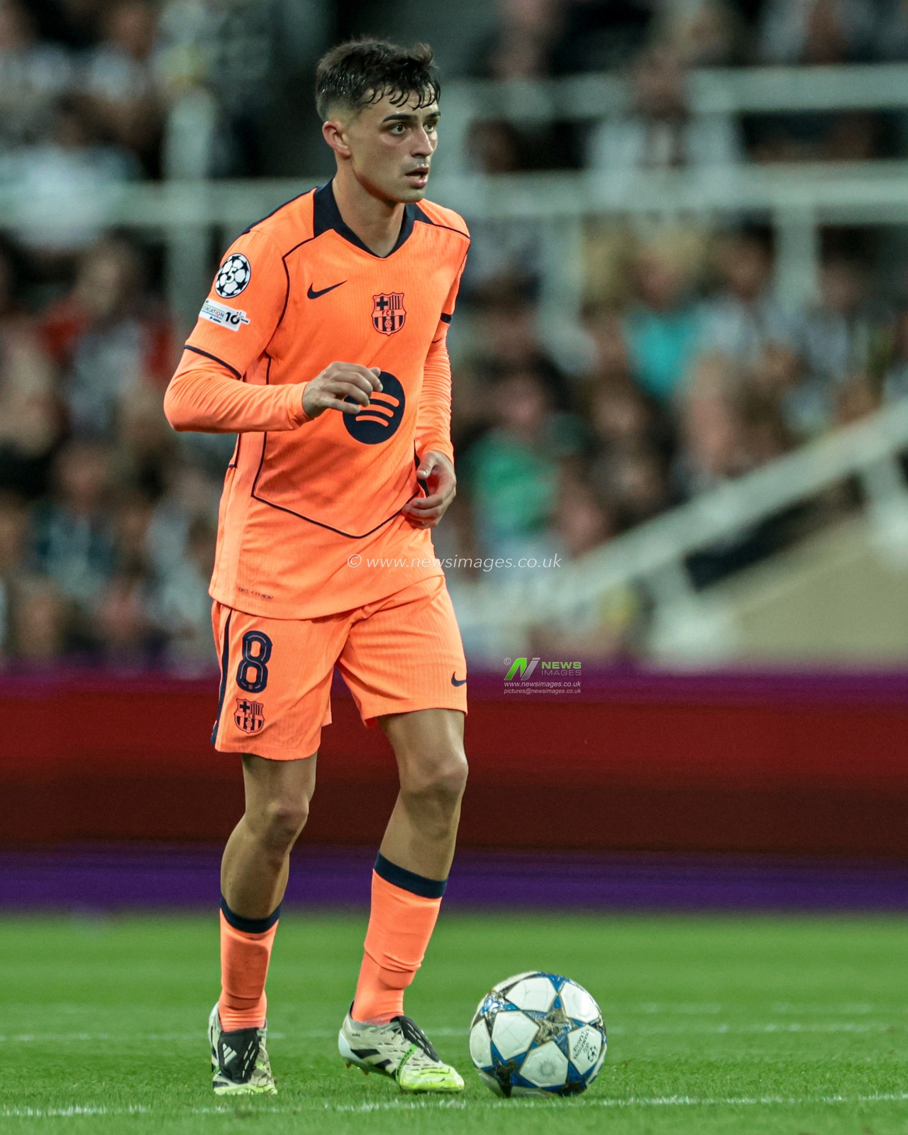 Pedri of Barcelona progressing with the ball during the UEFA Champions League 2025/26 Phase MD1 Newcastle United vs Barcelona at St James's Park, Newcastle, United Kingdom, 18th September 2025

(Photo by Mark Cosgrove/News Images)