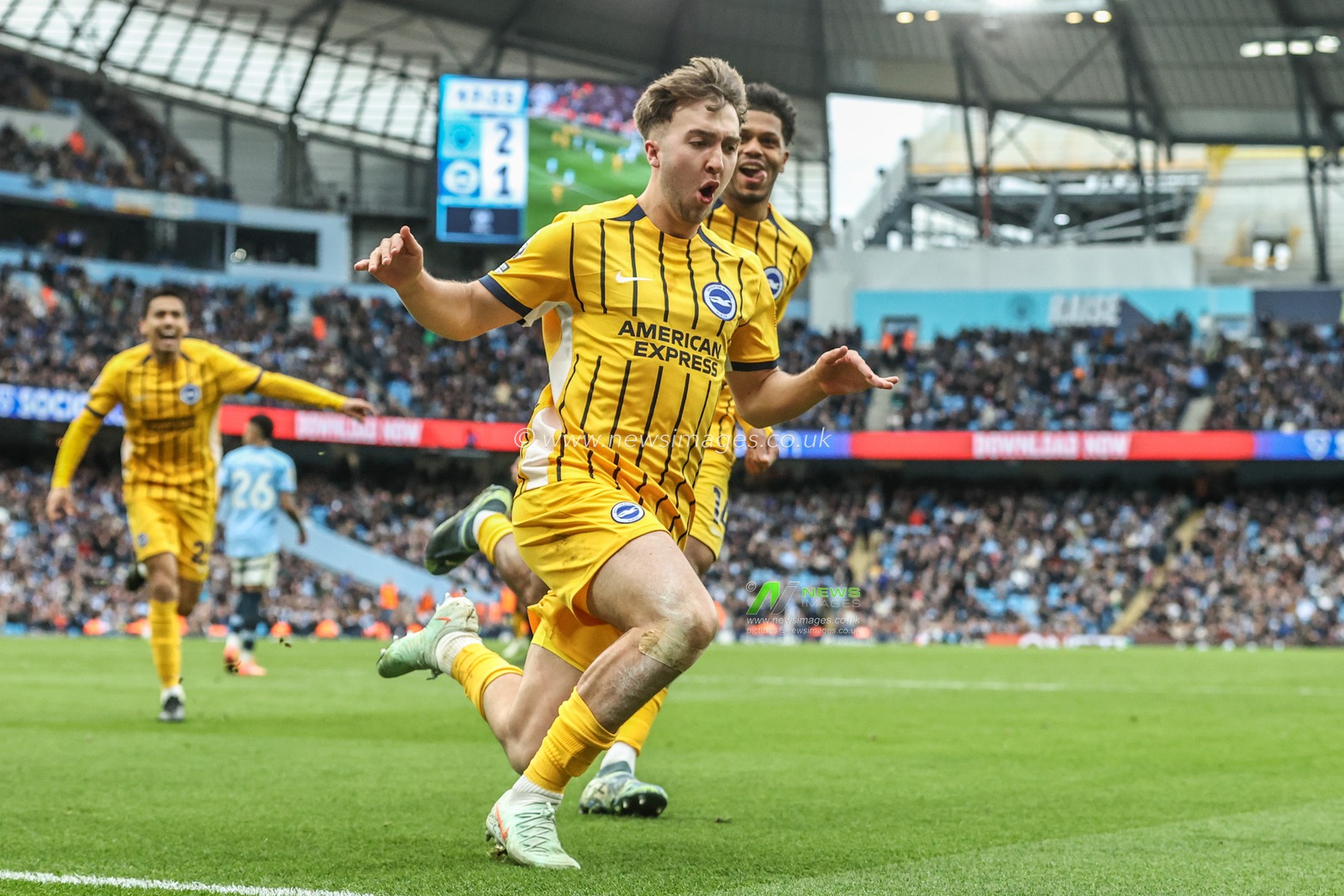 Jack Hinshelwood of Brighton & Hove Albion celebrates his goal to make it 2-2 during the Premier League match Manchester City vs Brighton and Hove Albion at Etihad Stadium, Manchester, United Kingdom, 15th March 2025

(Photo by Alfie Cosgrove/News Images)