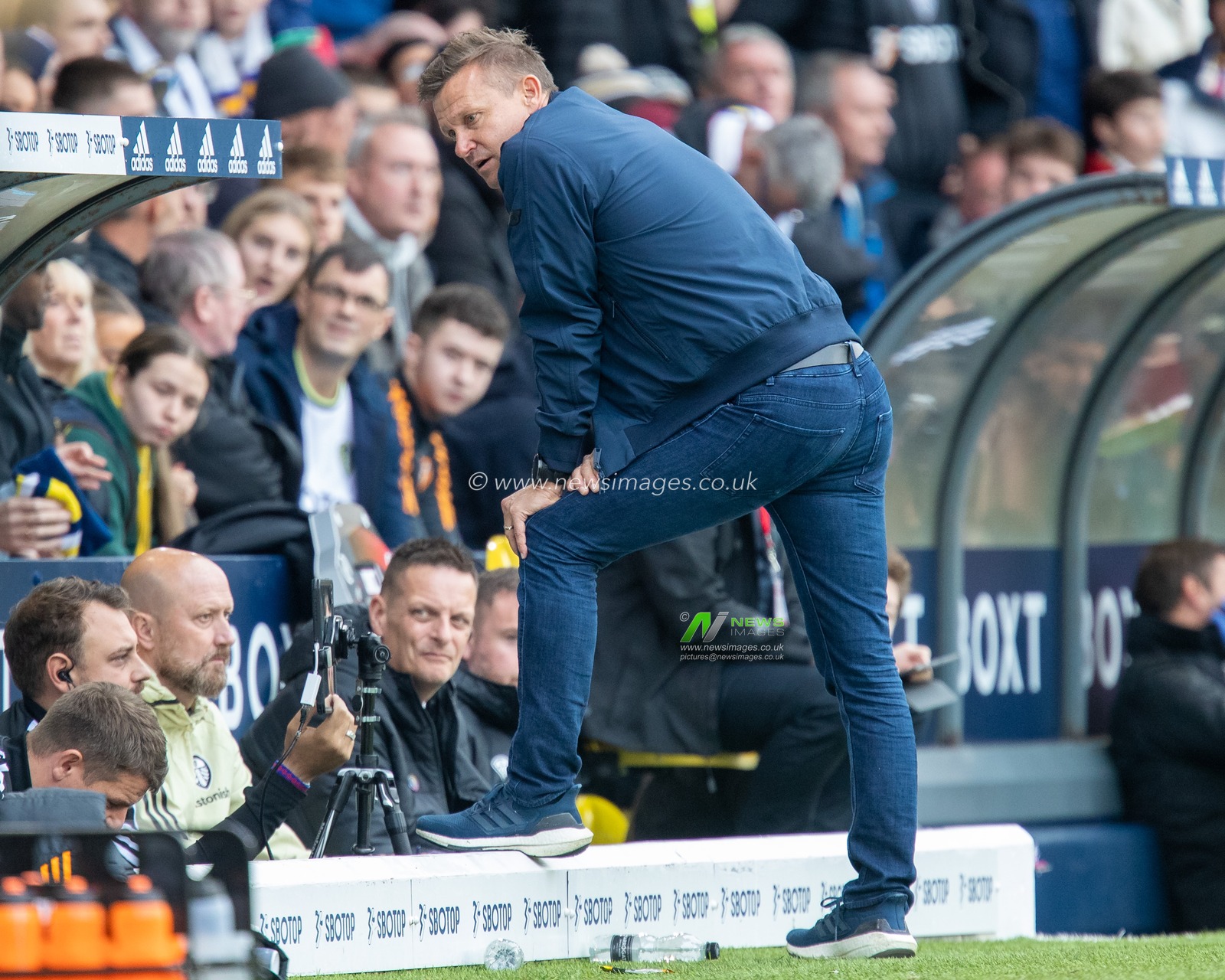 Jesse Marsch manager of Leeds United talks to his coaching staff during the Premier League match Leeds United vs Fulham at Elland Road, Leeds, United Kingdom, 23rd October 2022

(Photo by James Heaton/News Images)