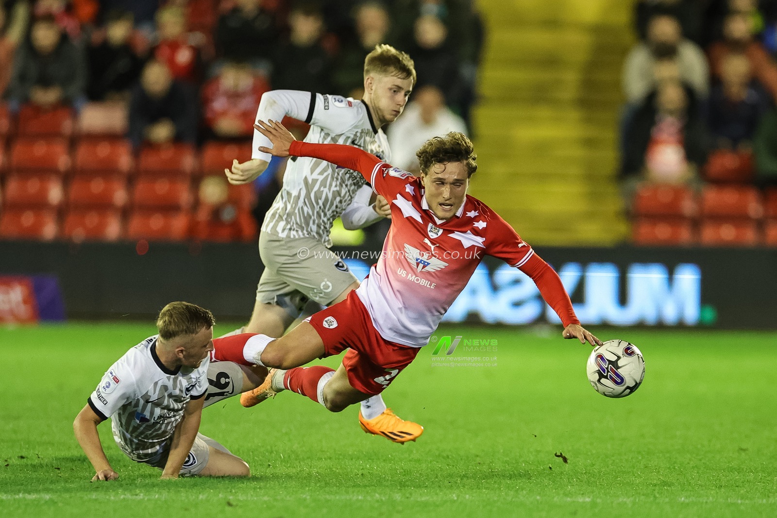 Callum Styles #20 of Barnsley and Joe Morrell #16 of Portsmouth battle for the ball during the Sky Bet League 1 match Barnsley vs Portsmouth at Oakwell, Barnsley, United Kingdom, 19th September 2023

(Photo by Mark Cosgrove/News Images)