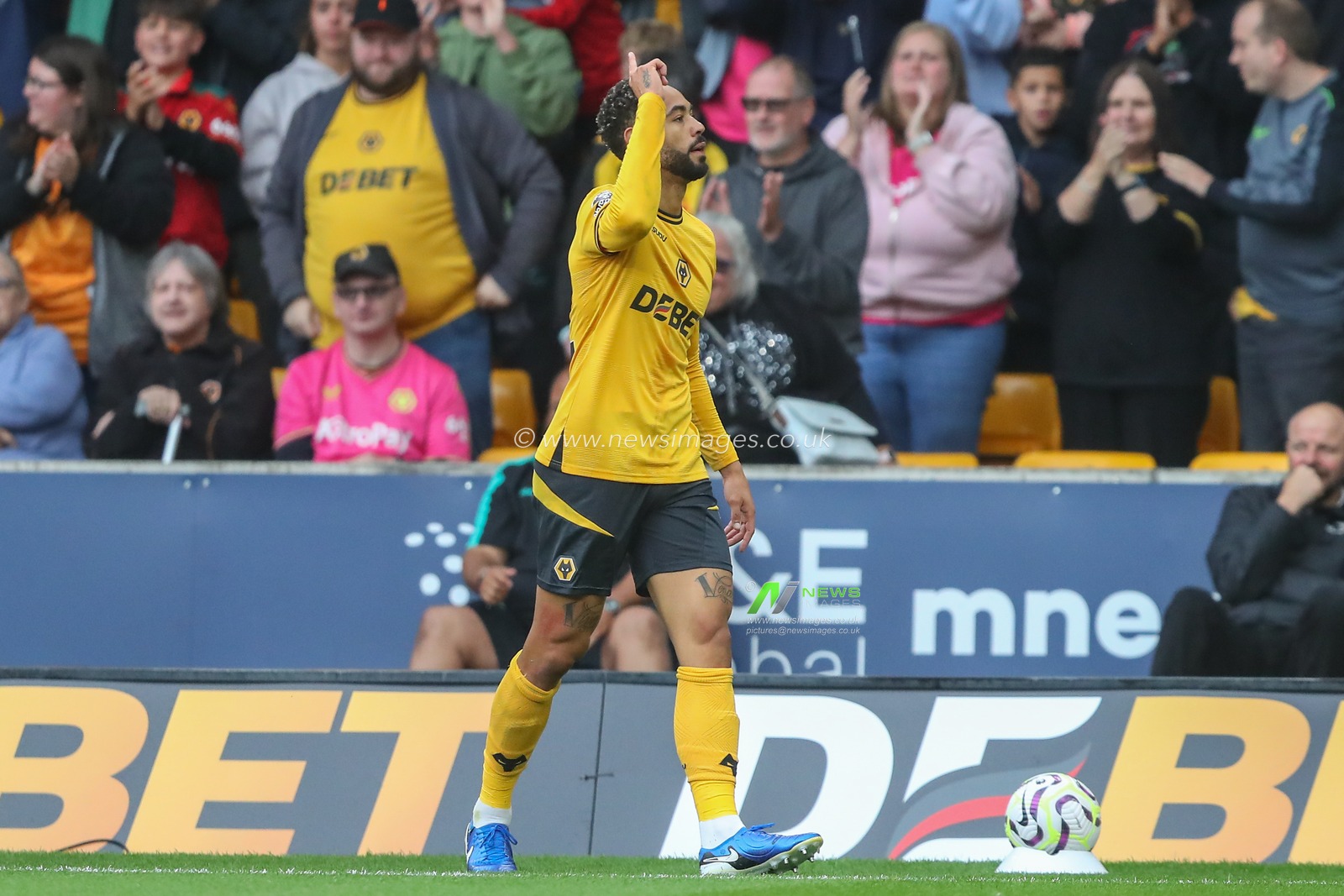 Matheus Cunha of Wolverhampton Wanderers celebrates his goal to make it 1-1 during the Premier League match Wolverhampton Wanderers vs Chelsea at Molineux, Wolverhampton, United Kingdom, 25th August 2024

(Photo by Gareth Evans/News Images)