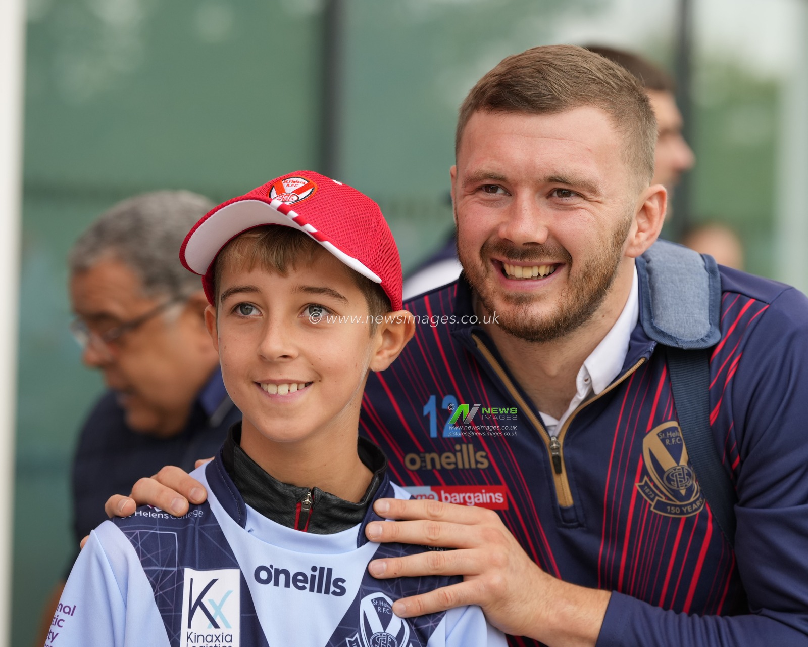Joe Batchelor #12 of St. Helens poses for a photo with a fan before the Betfred Super League Eliminator match St Helens vs Warrington Wolves at Totally Wicked Stadium, St Helens, United Kingdom, 30th September 2023

(Photo by Steve Flynn/News Images)
