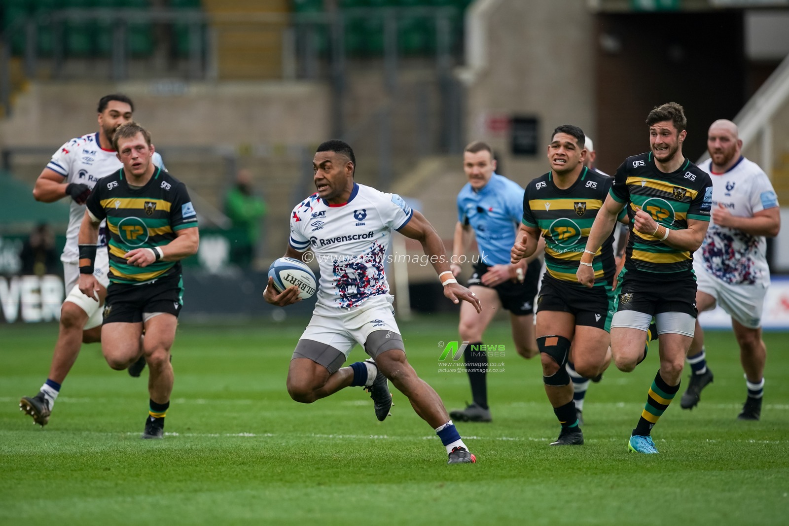 Ratu Naulago #11 of Bristol Rugby side steps