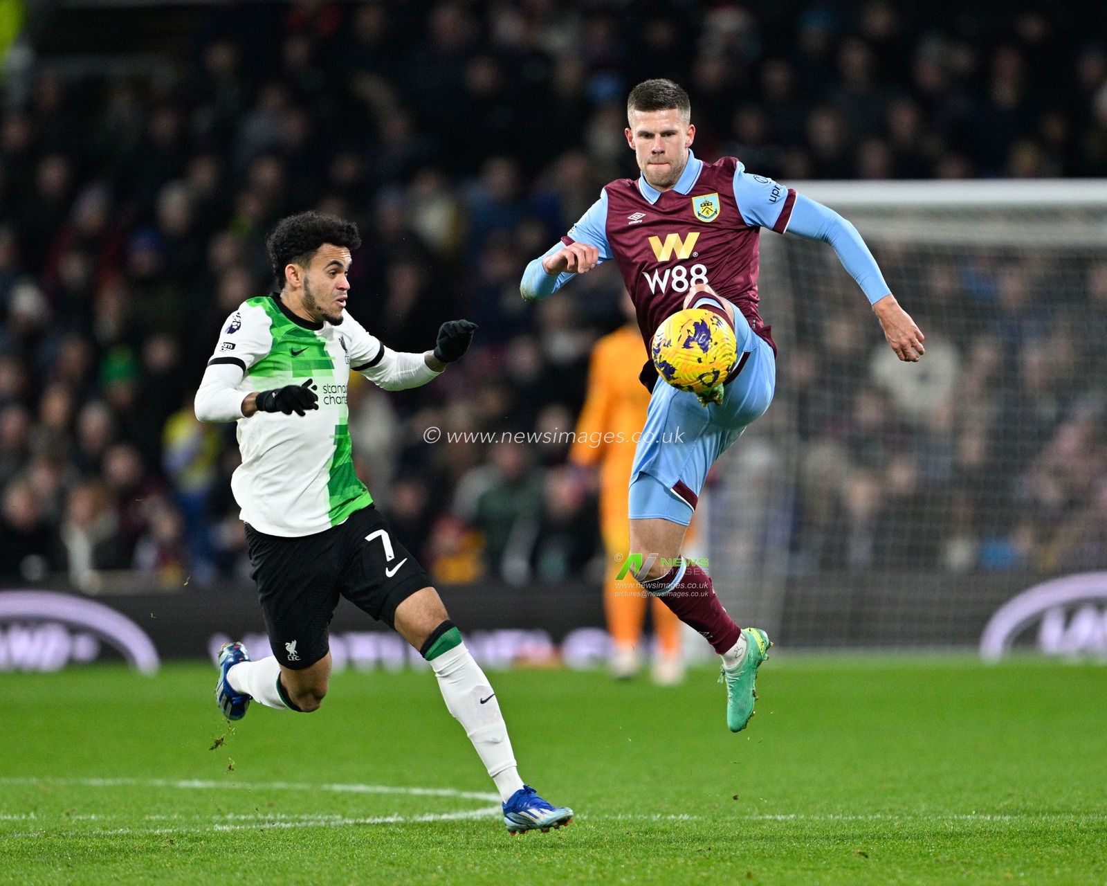 Josh Brownhill 8# of Burnley Football Club brings the ball under control, during the Premier League match Burnley vs Liverpool at Turf Moor, Burnley, United Kingdom, 26th December 2023

(Photo by Cody Froggatt/News Images)