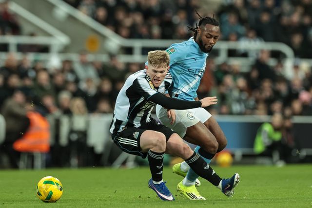 Lewis Hall of Newcastle Untied holds off Antonie Semenyo of Manchester City during the Carabao Cup Semi-finals First Leg Newcastle United vs Manchester City at St. James's Park, Newcastle, United Kingdom, 13th January 2026

(Photo by Mark Cosgrove/News Images)