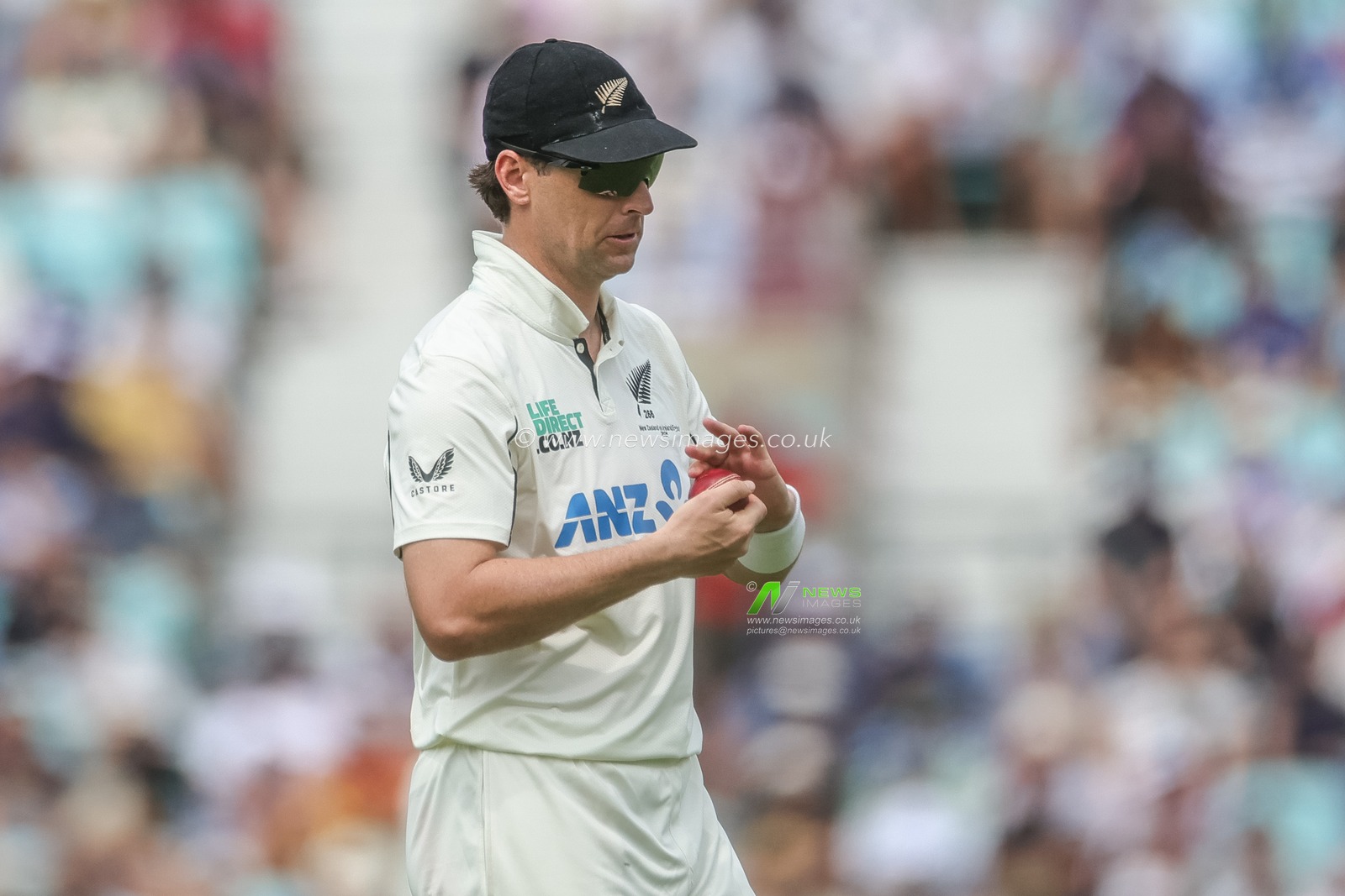 Matt Henry of New Zealand polishes the ball during the 2nd Rothesay Test Match Day 2 match England vs New Zealand at The Kia Oval, London, United Kingdom on 18 June 2026

(Photo by Mark Cosgrove/News Images)