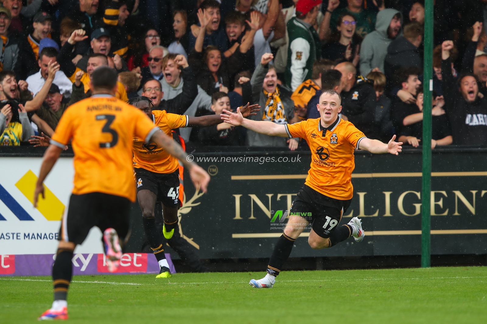 Shayne Lavery of Cambridge United celebrates his goal to make it 4-4 during the Sky Bet League 1 match Cambridge United vs Blackpool at Abbey Stadium, Cambridge, United Kingdom, 24th August 2024

(Photo by Gareth Evans/News Images)