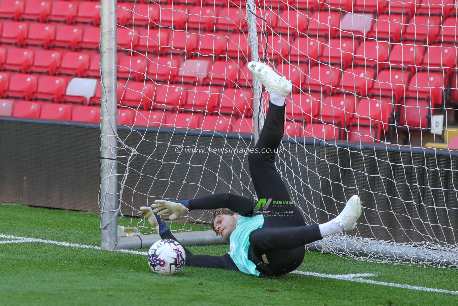 Ben Killip #23 of Barnsley in the pregame warmup session during the Pre-season friendly match Barnsley vs Crewe Alexandra at Oakwell, Barnsley, United Kingdom, 29th July 2023

(Photo by Alfie Cosgrove/News Images)