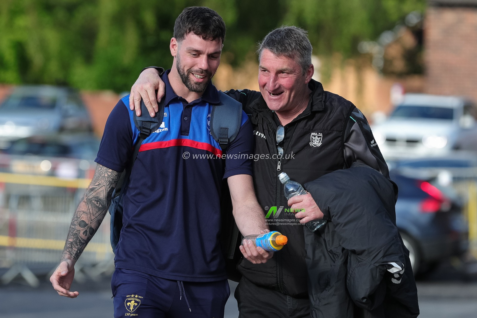 Tony Smith Head Coach of Hull FC chats with Will Dagger #33 of Wakefield Trinity as they arrive at The Belle Vue Stadium ahead of the Betfred Super League Round 12 match Wakefield Trinity vs Hull FC at The Be Well Support Stadium, Wakefield, United Kingdom, 11th May 2023

(Photo by James Heaton/News Images)