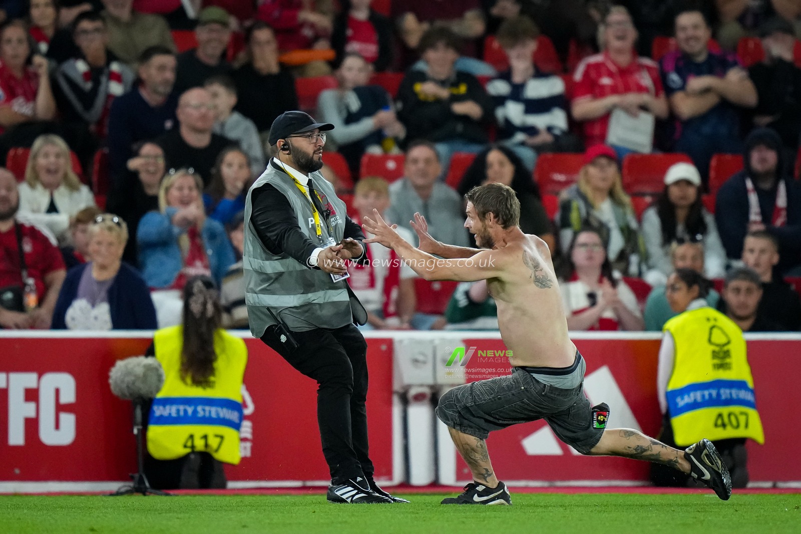 A fan enters the field of play and is tackled and ejected by security during the Carabao Cup round 2 match Nottingham Forest vs Leeds Rhinos at City Ground, Nottingham, United Kingdom on 25 August 2026

(Photo by Maynard Manyowa/News Images)