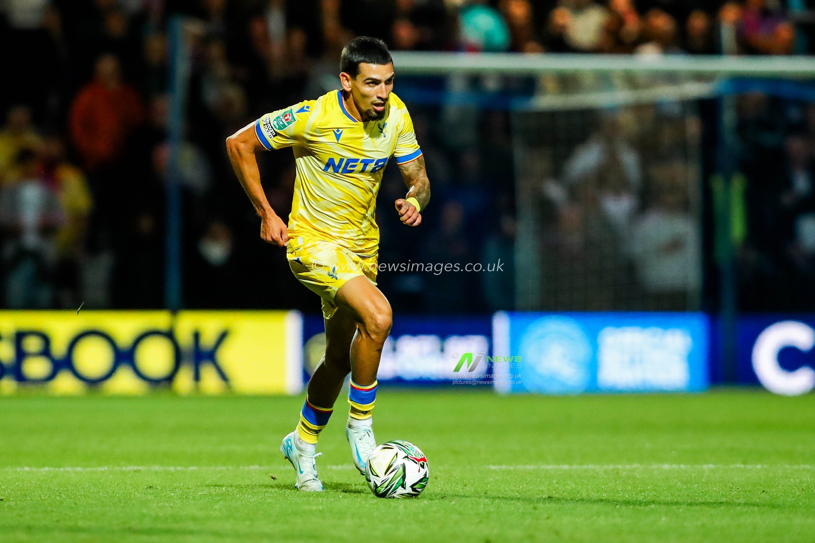Daniel Munoz of Crystal Palace runs with the ball during the Carabao Cup match Queens Park Rangers vs Crystal Palace at Kiyan Prince Foundation Stadium, London, United Kingdom, 17th September 2024

(Photo by Izzy Poles/News Images)