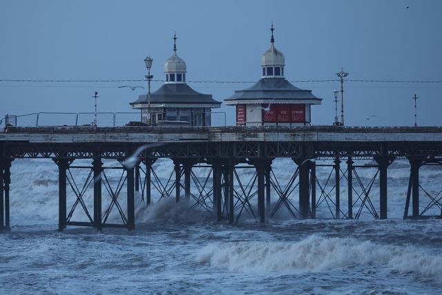 Storm Ã‰owyn batters Blackpool Promenade