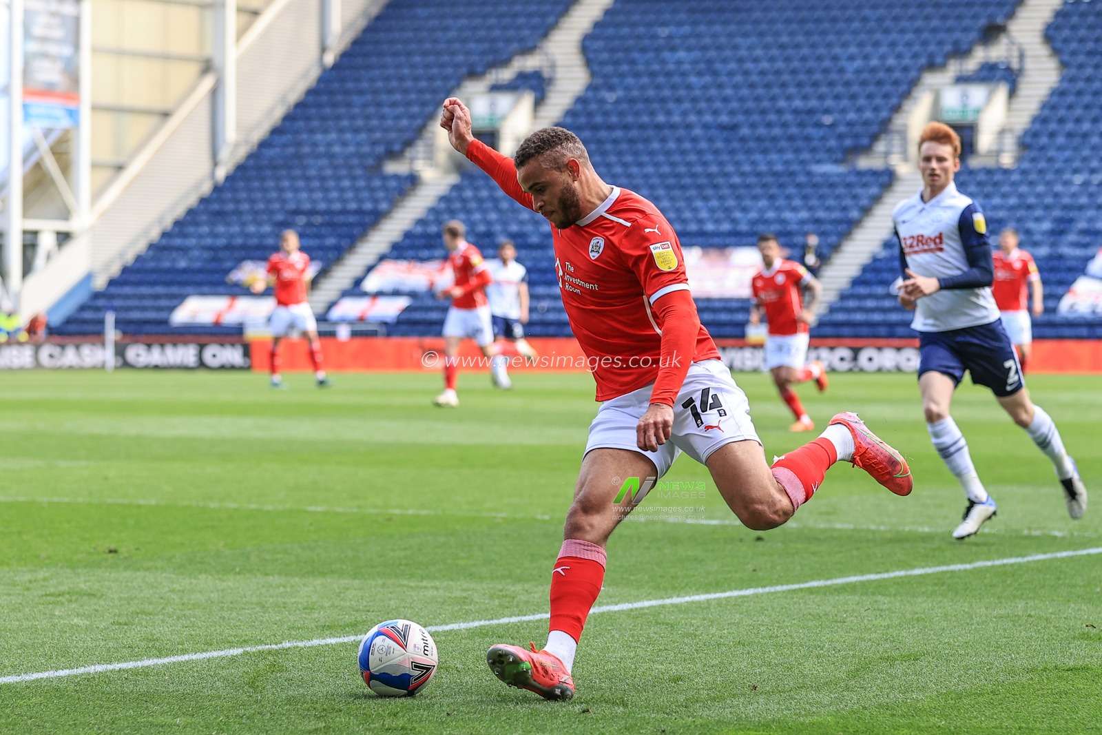 Carlton Morris #14 of Barnsley crosses the ball into Prestonâ€™s area