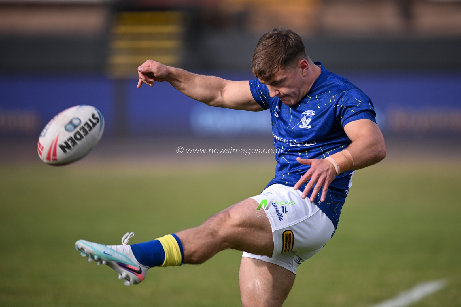 Leon Hayes of Warrington Wolves warms up prior to the Betfred Super League round 22 match Bradford Bulls vs Warrington Wolves at Odsal Stadium, Bradford, United Kingdom on 08 August 2026

(Photo by Ben Roberts/News Images)