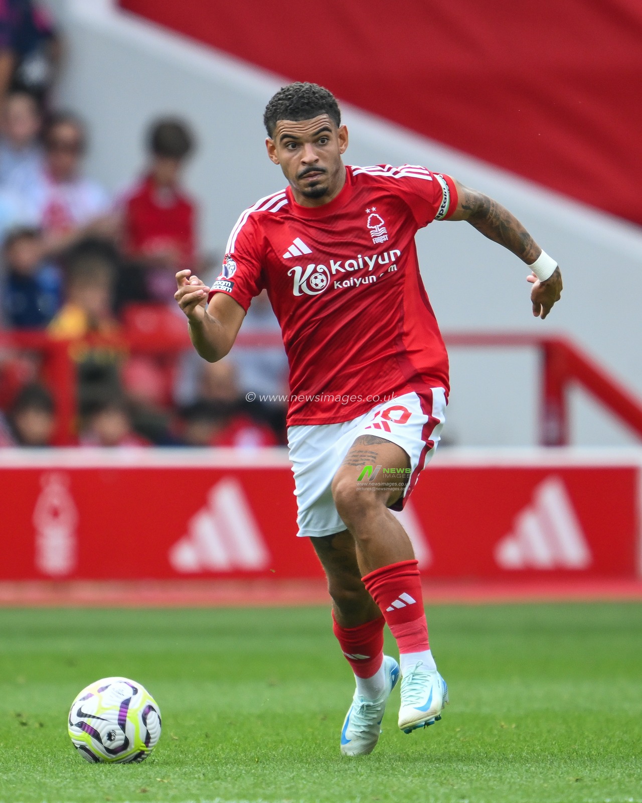 Morgan Gibbs-White of Nottingham Forest makes a break with the ball  during the Premier League match Nottingham Forest vs Wolverhampton Wanderers at City Ground, Nottingham, United Kingdom, 31st August 2024

(Photo by Craig Thomas/News Images)