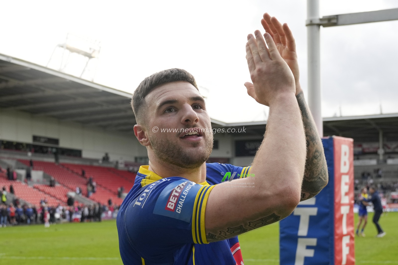 Connor Wrench of Warrington Wolves celebrates with the fans after the Betfred Challenge Cup Quarter Final match St Helens vs Warrington Wolves at Totally Wicked Stadium, St Helens, United Kingdom, 14th April 2024

(Photo by Steve Flynn/News Images)