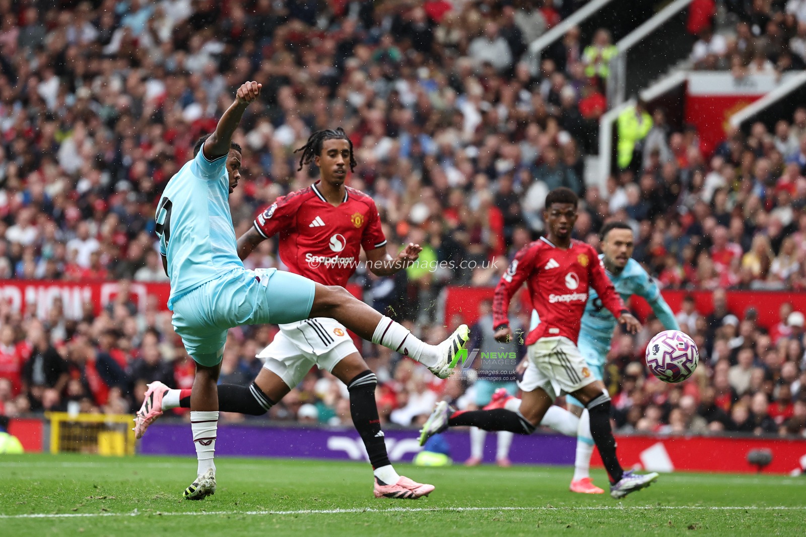 Lyle Foster of Burnly scores to make it 1-1 during the Premier League match Manchester United vs Burnley at Old Trafford, Manchester, United Kingdom, 30th August 2025

(Photo by Mark Cosgrove/News Images)