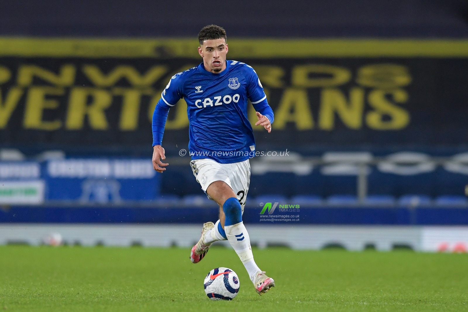 Ben Godfrey #22 of Everton runs forward with the ball