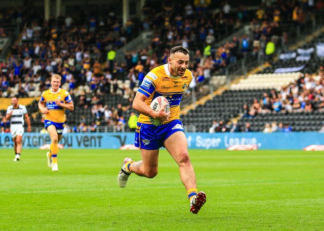 Jake Connor of Leeds Rhinos breaks with the ball  during the Betfred Super League Round 24 match Hull FC vs Leeds Rhinos at MKM Stadium, Hull, United Kingdom, 30th August 2025

(Photo by Richard Bierton/News Images)