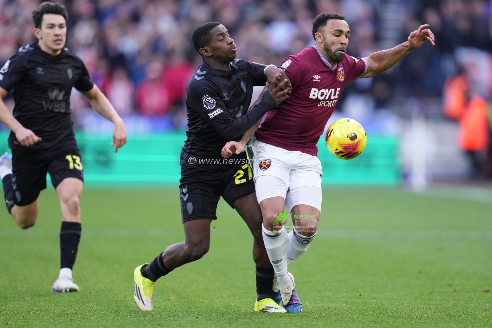 Noah Sadiki of Sunderland fouls Callum Wilson of West Ham United during the Premier League match West Ham United vs Sunderland at London Stadium, London, United Kingdom, 24th January 2026

(Photo by Harvey Murphy/News Images)