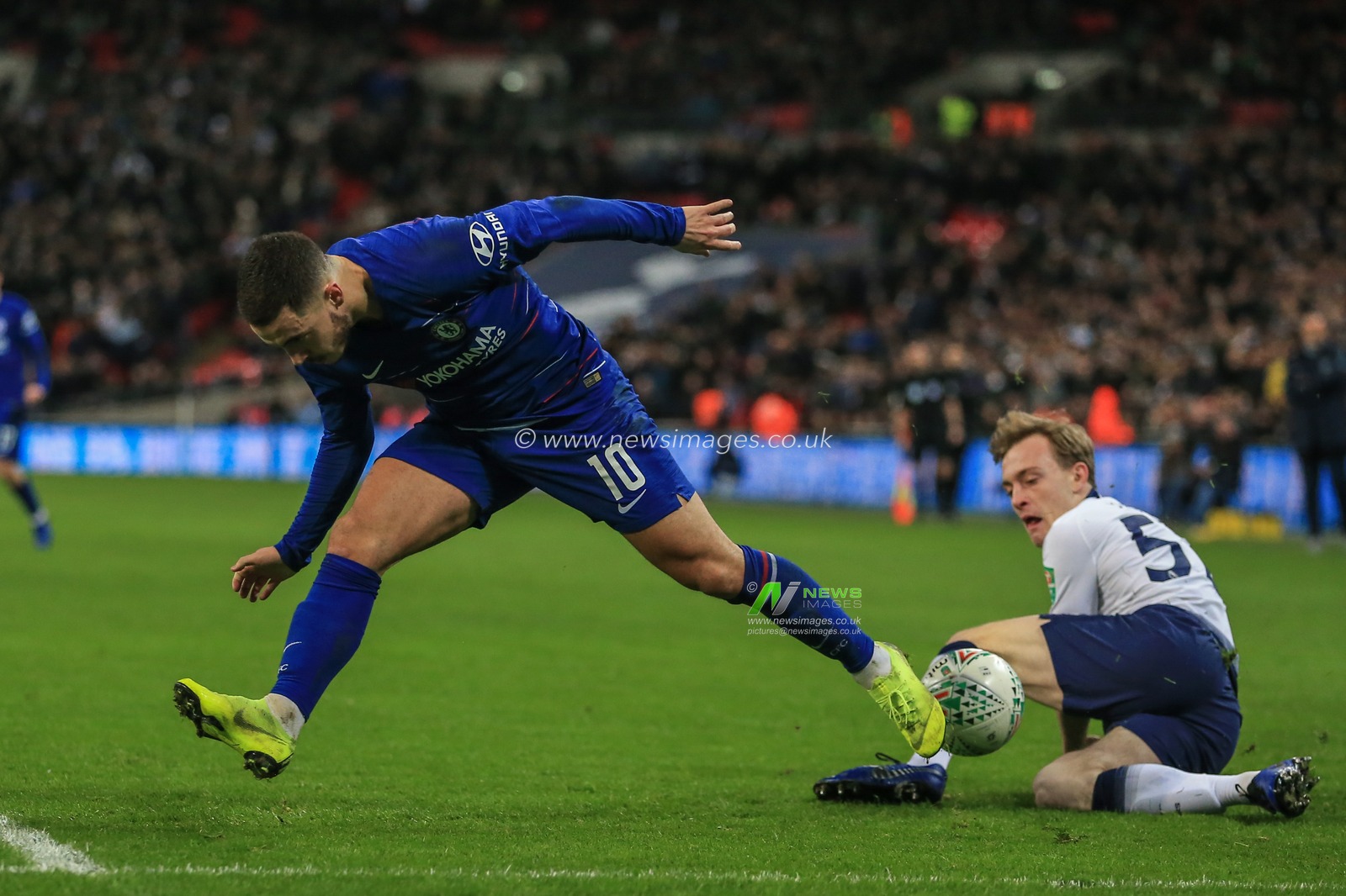 8th January 2019, Wembley, London, England; Carabao EFL Cup, Semi-Final, Tottenham vs Chelsea ; Oliver Skipp (52) of Tottenham tackles Eden Hazard (10) of Chelsea 


Credit: Mark Cosgrove/News Images

English Football League images are subject to DataCo Licence
