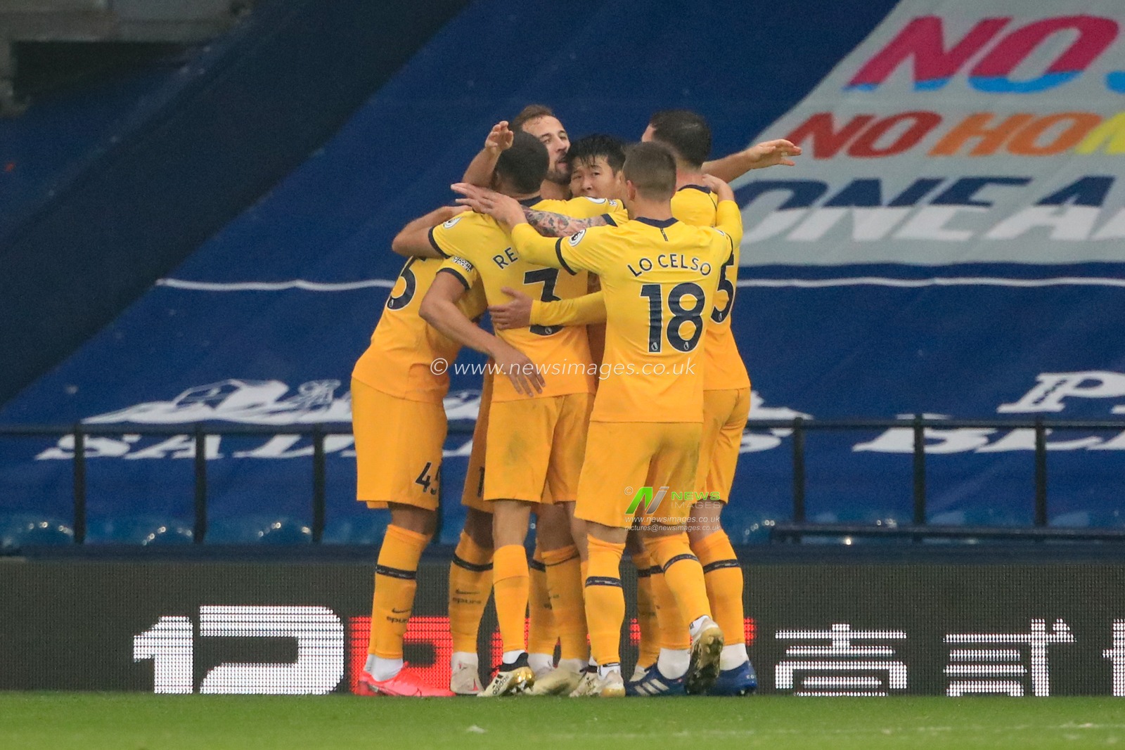 Harry Kane #10 of Tottenham Hotspur celebrates his goal to make it 0-1