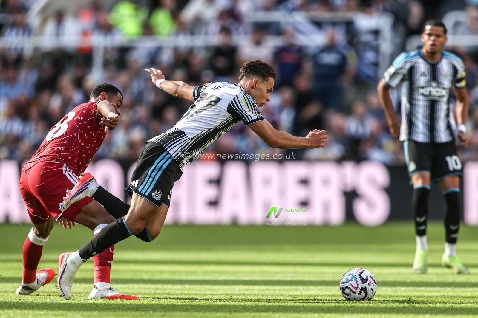 Amar Dedić of Newcastle United is fouled by Cody Gakpo of Liverpool during the Premier League match Newcastle Untied vs Liverpool at St. James's Park, Newcastle, United Kingdom on 23 August 2026

(Photo by Alfie Cosgrove/News Images)