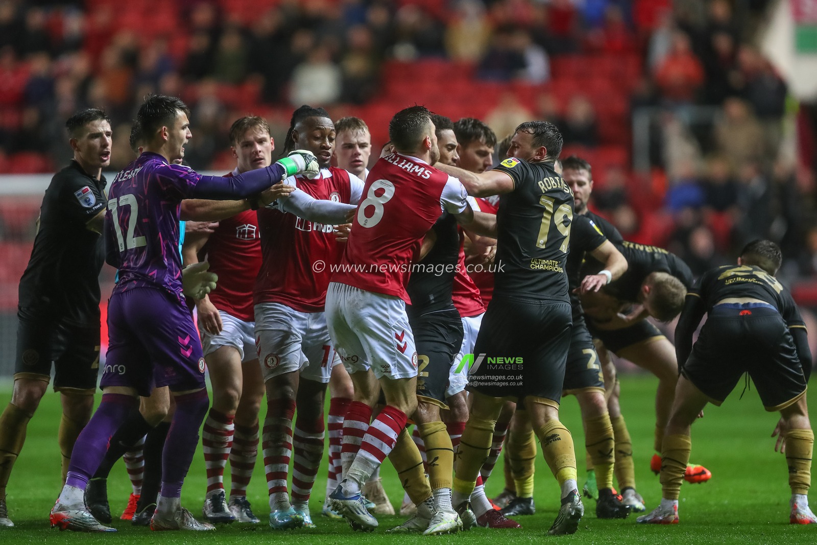 Both sets of players get into an altercation during the Sky Bet Championship match Bristol City vs Sheffield United at Ashton Gate, Bristol, United Kingdom, 1st November 2022

(Photo by Gareth Evans/News Images)