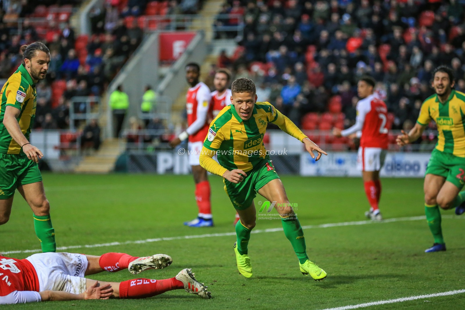 22nd December 2018, New York Stadium, Rotherham, England; Sky Bet Championship Rotherham Utd v West Bromwich Albion ; Dwight Gayle (16) of West Brom celebrates his goal to make it 0-3


Credit: Mark Cosgrove/News Images

English Football League images are subject to DataCo Licence