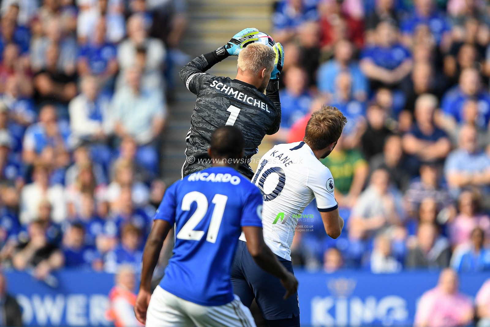 21st September 2019, King Power Stadium, Leicester, England ; Premier League Football, Leicester City vs Tottenham Hotspur : Kasper Schmeichel (1) of Leicester City makes the ball safe


Credit: Jon Hobley/News Images

English Football League images are subject to DataCo Licence