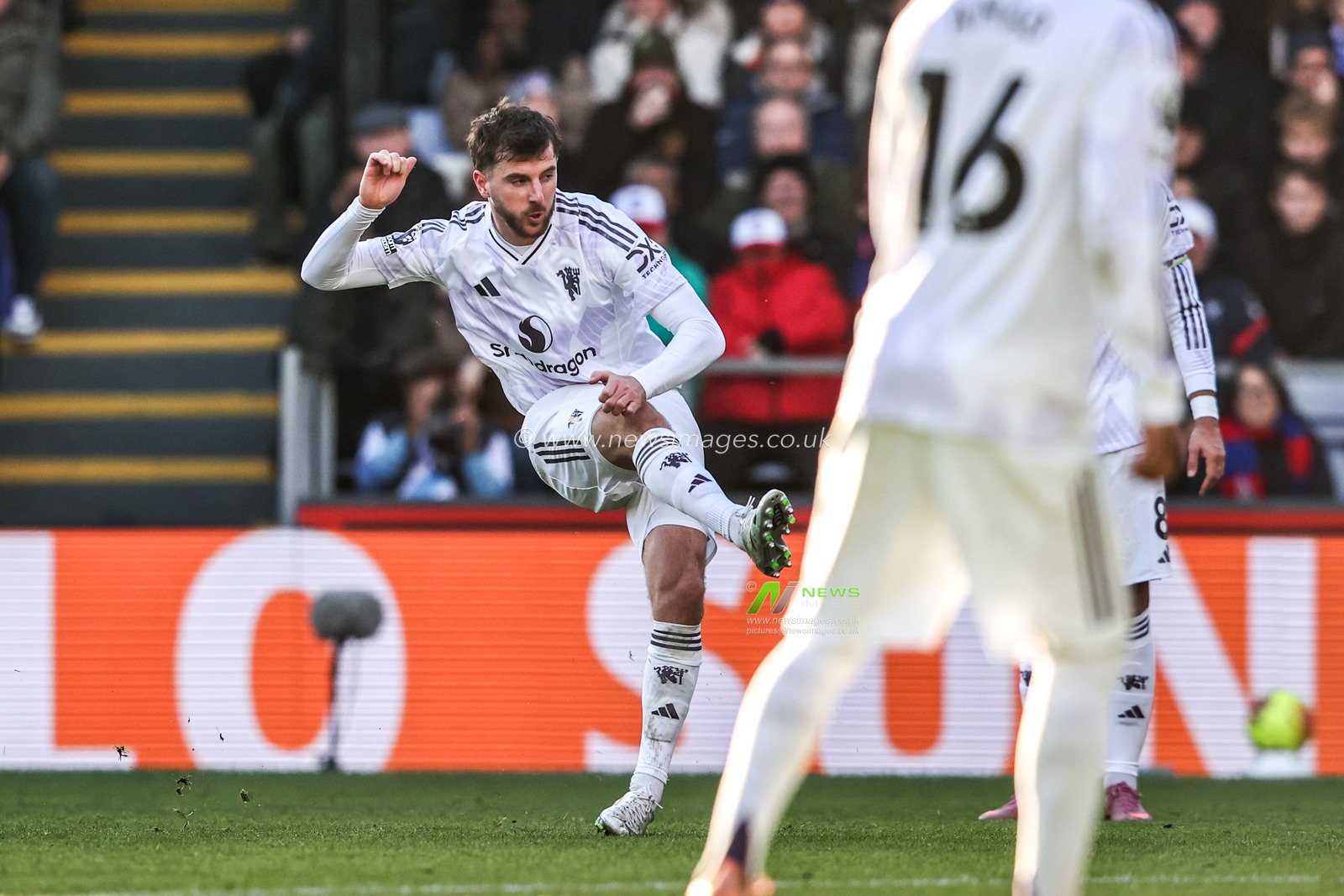 Mason Mount of Manchester United scores to make it 1-2 during the Premier League match Crystal Palace vs Manchester United at Selhurst Park, London, United Kingdom, 30th November 2025

(Photo by Alfie Cosgrove/News Images)

*** GER AUT SUI OUT ***