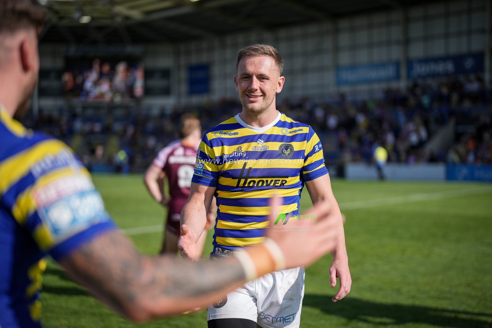 Warrington players applaud he fans and celebrate the team win at full time during the Betfred Super League round 24 match Warrington Wolves vs Huddersfield Giants at The Halliwell Jones Stadium, Warrington, United Kingdom on 23 August 2026

(Photo by Maynard Manyowa/News Images)