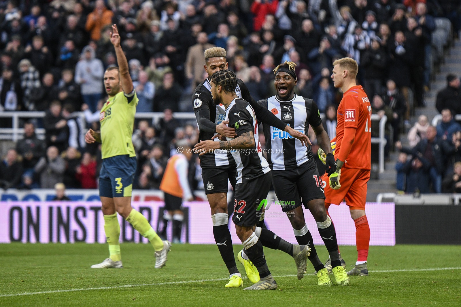 9th November 2019, St. James's Park, Newcastle, England; Premier League, Newcastle United v Bournemouth : DeAndre Yedlin (22) of Newcastle United celebrates with his team mates after scoring

Credit: Iam Burn/News Images