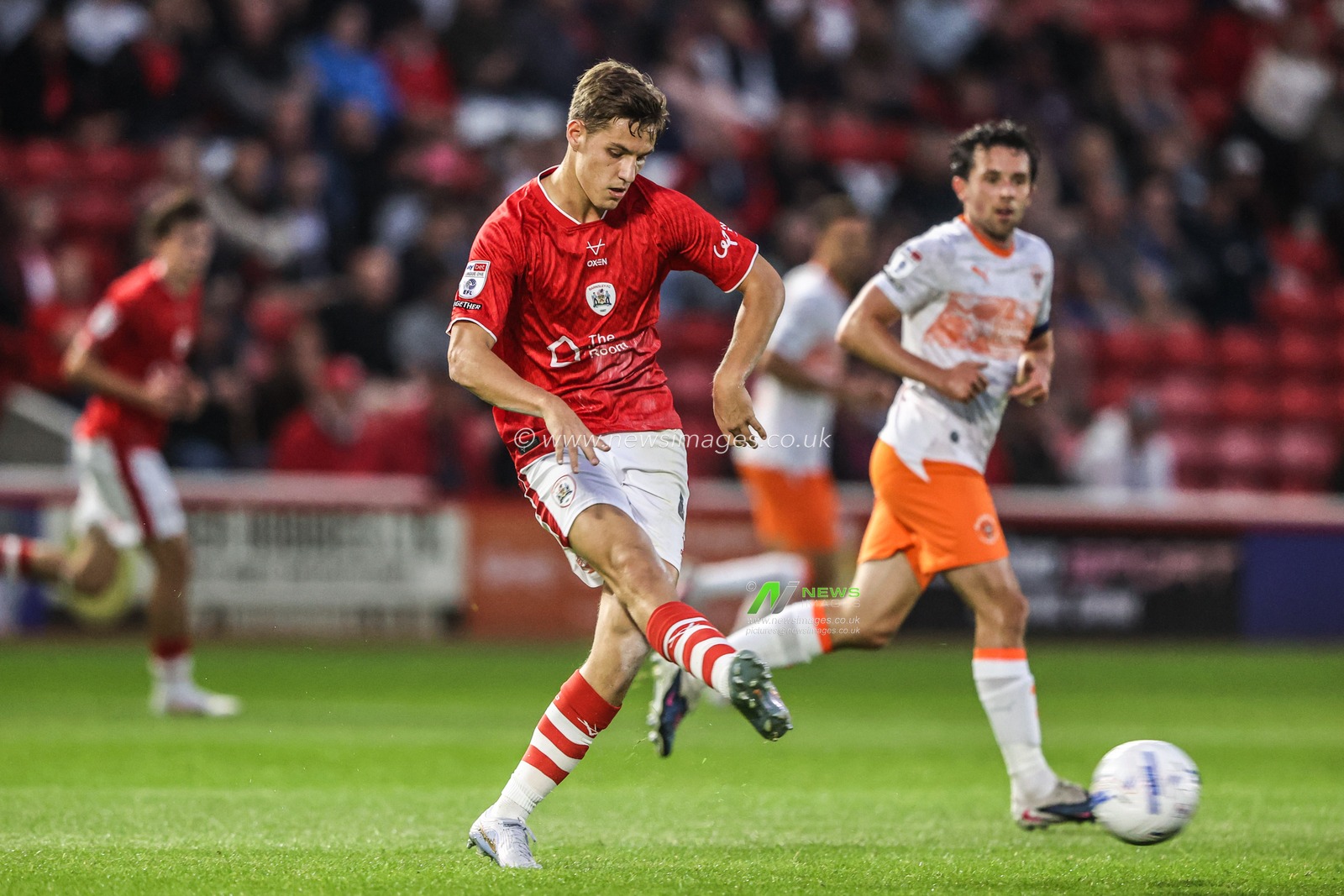Sam Gale of Barnsley passes the ball during the Sky Bet League One match Barnsley vs Blackpool at Oakwell, Barnsley, United Kingdom on 02 September 2026

(Photo by Alfie Cosgrove/News Images)