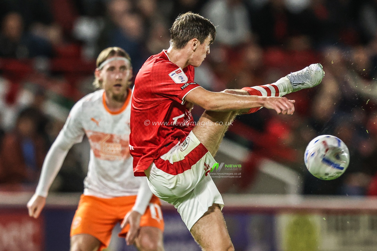 Arley Kay of Barnsley controls the ball during the Sky Bet League One match Barnsley vs Blackpool at Oakwell, Barnsley, United Kingdom on 02 September 2026

(Photo by Alfie Cosgrove/News Images)
