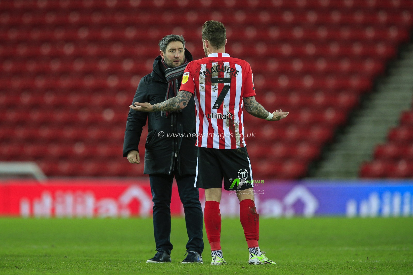Lee Johnson, Manager of Sunderland talks to Chris Maguire #7 of Sunderland at full-time