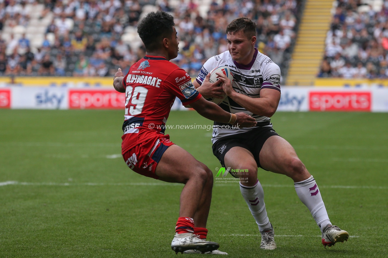 Cameron Scott #24 of Hull FC runs at Phoenix Laulu-Togaga'e #29 of Hull KR during the Betfred Super League match Hull FC vs Hull KR at MKM Stadium, Hull, United Kingdom, 3rd September 2022

(Photo by David Greaves Photos/ Via/News Images)
