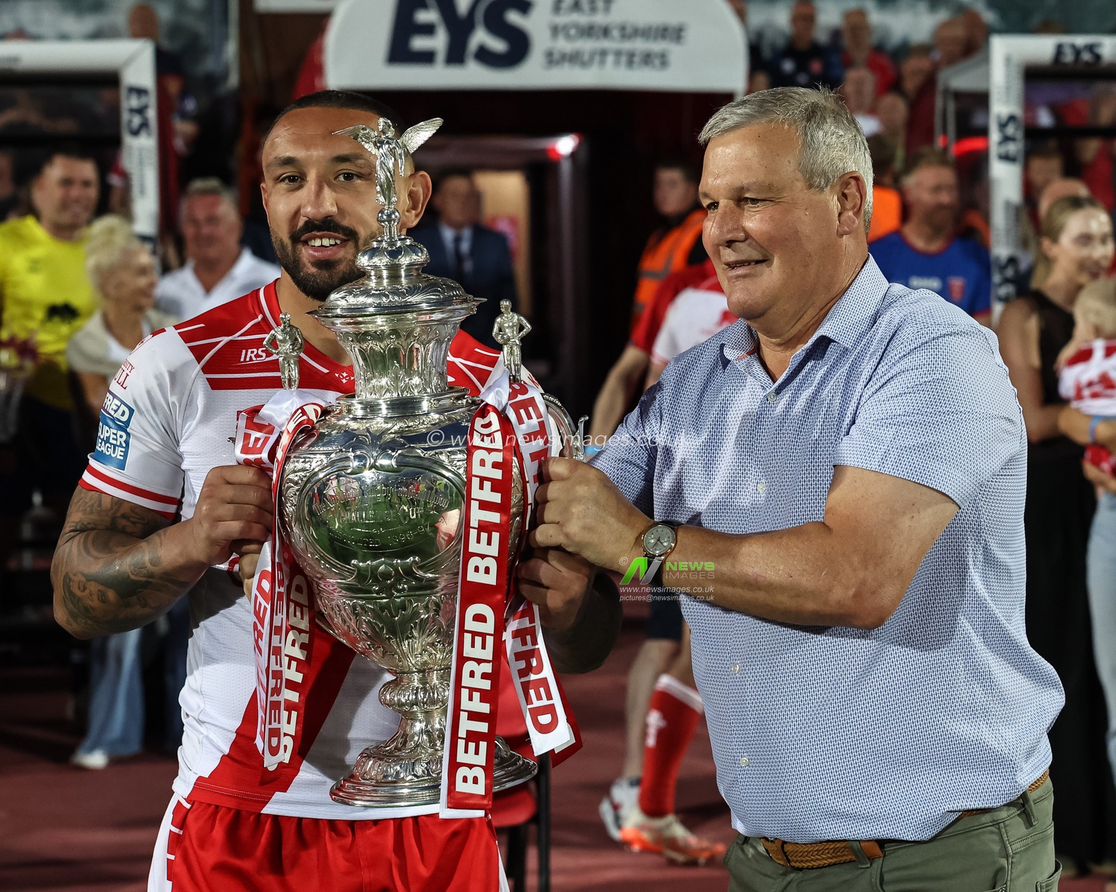 Mike Smith hands the Challenge Cup to Elliot Minchella of Hull KR during the Betfred Super League Round 14 Hull KR vs Catalans Dragons at Sewell Group Craven Park, Kingston upon Hull, United Kingdom, 13th June 2025

(Photo by Mark Cosgrove/News Images)
