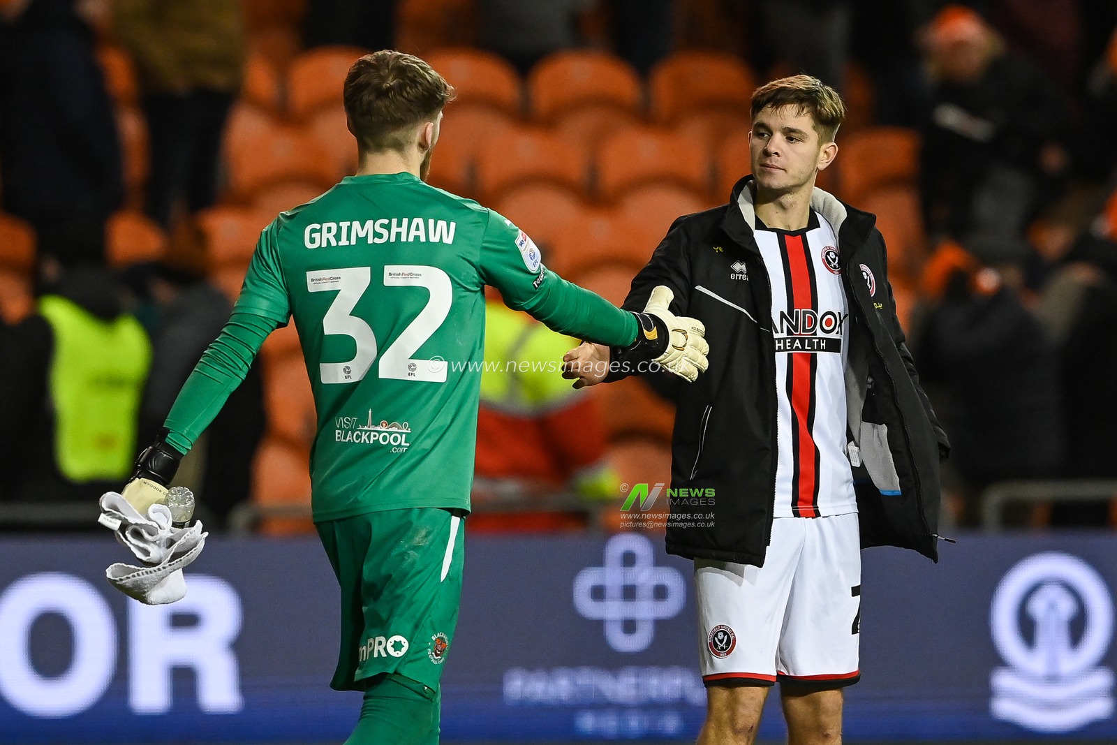 James McAtee #28 of Sheffield United and Daniel Grimshaw #32 of Blackpool shake hands at the4 end of the Sky Bet Championship match Blackpool vs Sheffield United at Bloomfield Road, Blackpool, United Kingdom, 29th December 2022

(Photo by Craig Thomas/News Images)