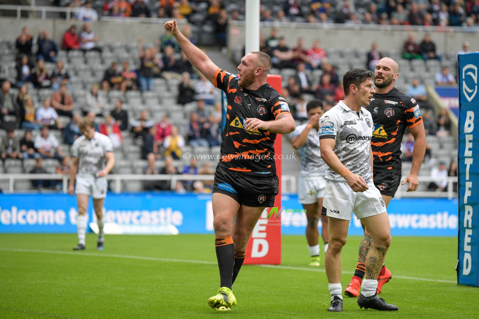 Daniel Smith (22) of Castleford Tigers celebrates scoring a try to make it 10-6