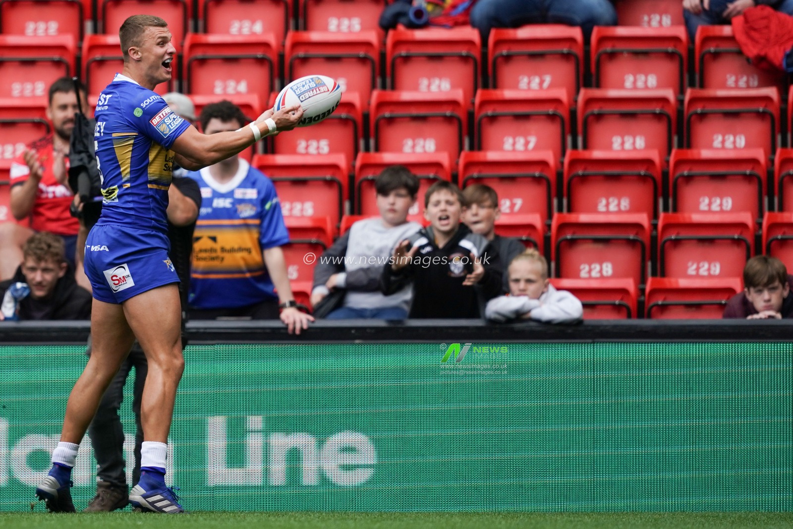 Leeds Rhinos's Ashley Handley celebrates scoring his sides second try


26th May 2019 , Anfield Stadium, Liverpool, England; Dacia Magic Weekend, Betfred Super League Round 16, Leeds Rhinos vs London Broncos ; 

Credit: Terry Donnelly/News Images