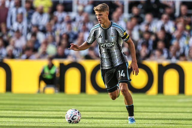 Sean Steur of Newcastle United breaks with the ball during the Premier League match Newcastle Untied vs Liverpool at St. James's Park, Newcastle, United Kingdom on 23 August 2026

(Photo by Alfie Cosgrove/News Images)