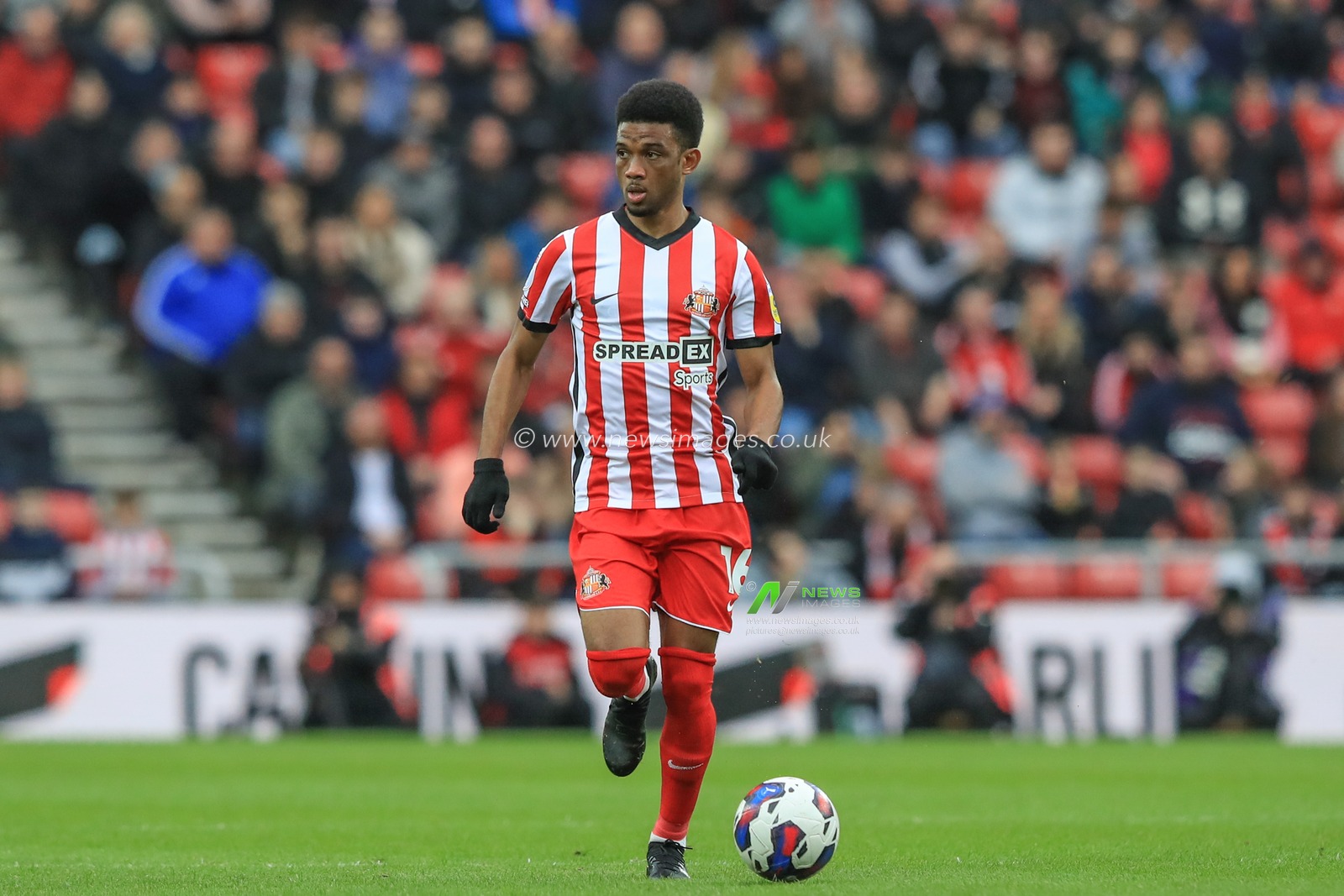 Amad Diallo #16 of Sunderland with the ball during the Sky Bet Championship match Sunderland vs Hull City at Stadium Of Light, Sunderland, United Kingdom, 7th April 2023

(Photo by Alfie Cosgrove/News Images)