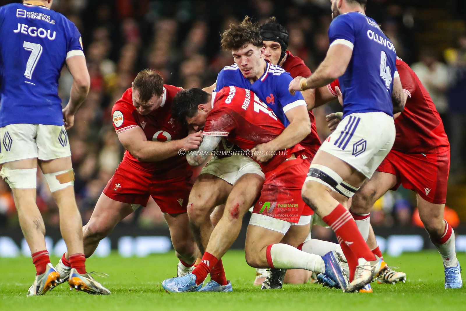 Louis Rees-Zammit of Wales is tackled during the Guinness Six Nations match Wales vs France at Principality Stadium, Cardiff, United Kingdom, 15th February 2026

(Photo by Andrew Lewis/News Images)